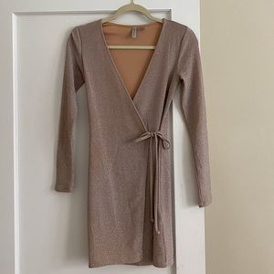 H&M dress. Size XS. Very nice for a night, dinner with fiends or a date. Pink